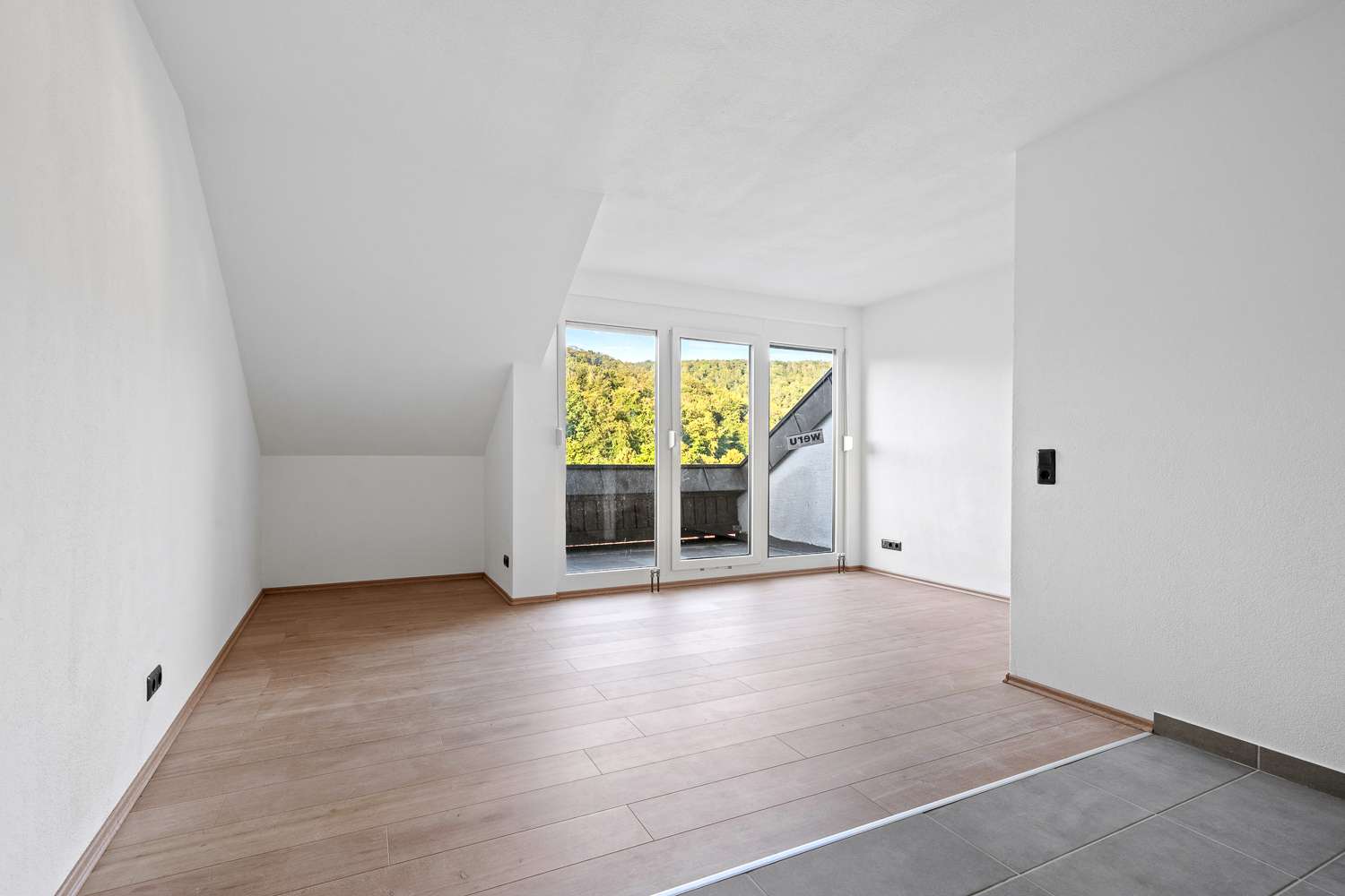 Über den Dächern von Schelklingen! Neu sanierte 3,5-Zimmer-Dachgeschosswohnung mit Sonnenbalkon
